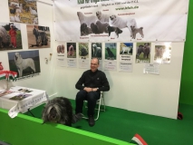 Gaia und Heinrich am KfUH Stand sind bereit für die Besucher